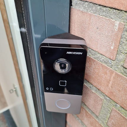 Hikvision Hikvision DS-KABV6113-A, abgewinkelter Montagerahmen für DS-KV6103/6113